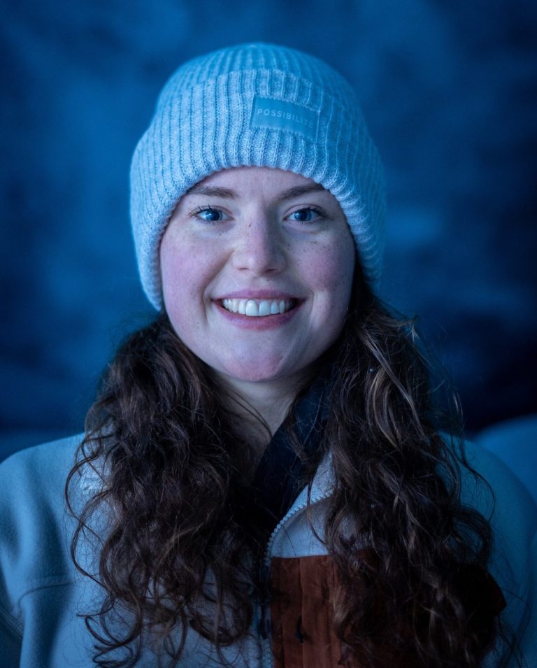 Christina Döring, Sport- und Leistungspsychologin, lächelt mit blauer Mütze